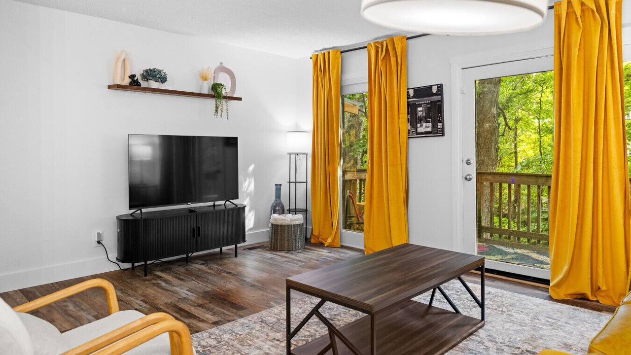 Photo of Livingroom in Ashley Oaks