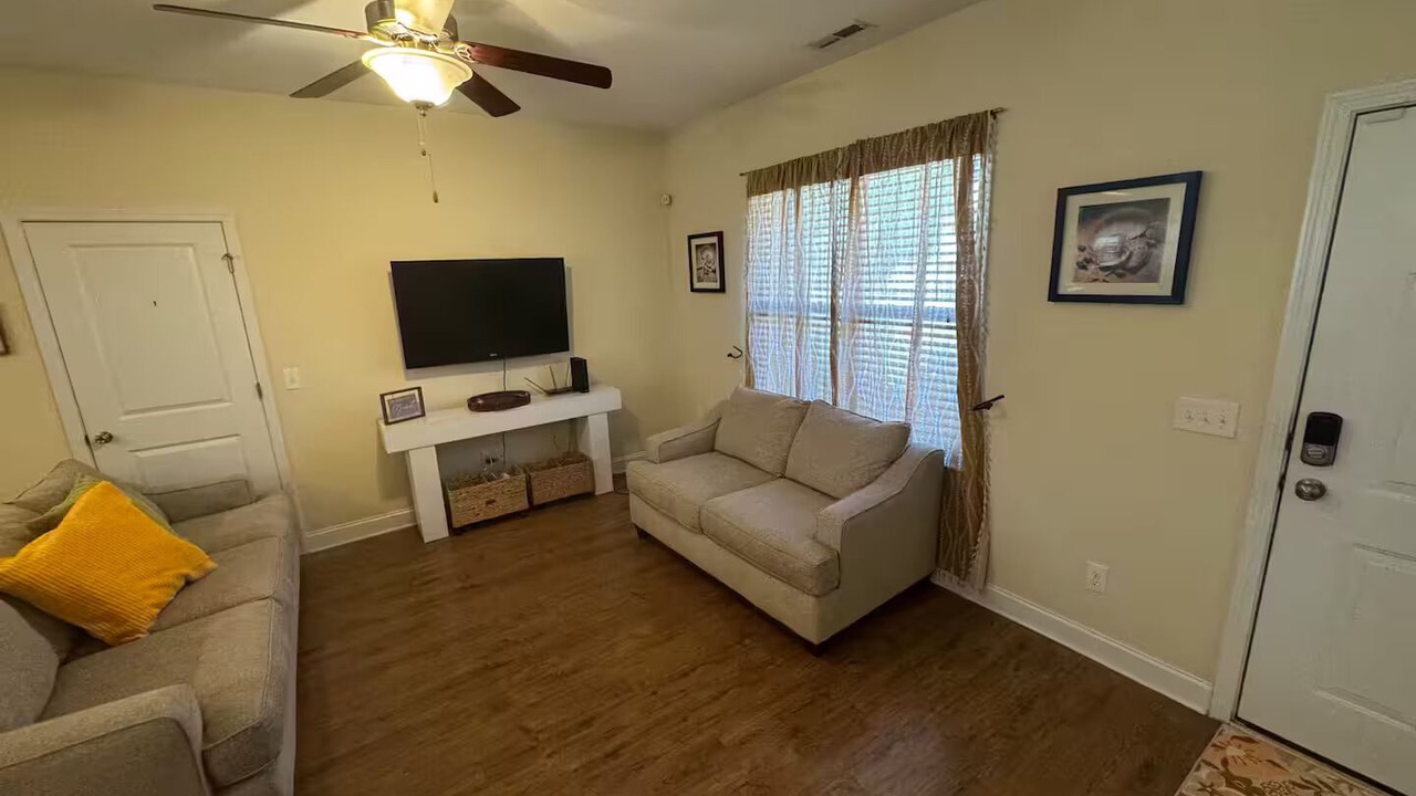 Photo of Livingroom in Murraysville