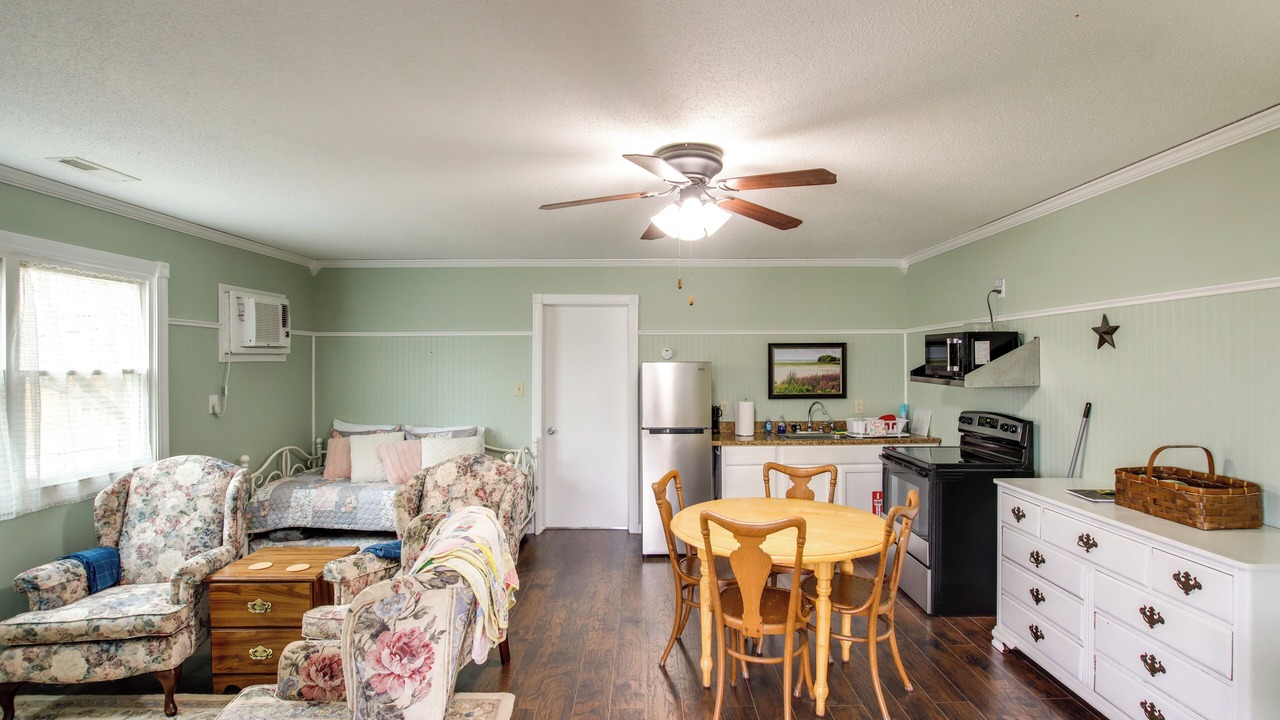 Photo of Livingroom in Nauvoo