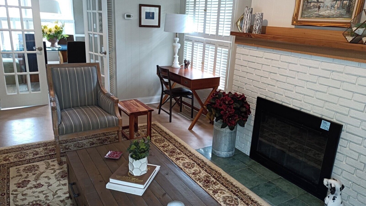 Photo of Livingroom in Glenview
