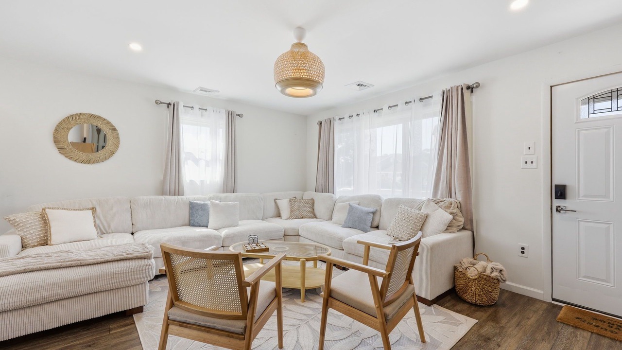 Photo of Livingroom in Town Bank