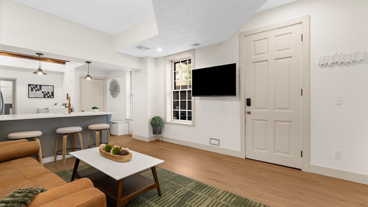 Photo of Livingroom in Barre Circle