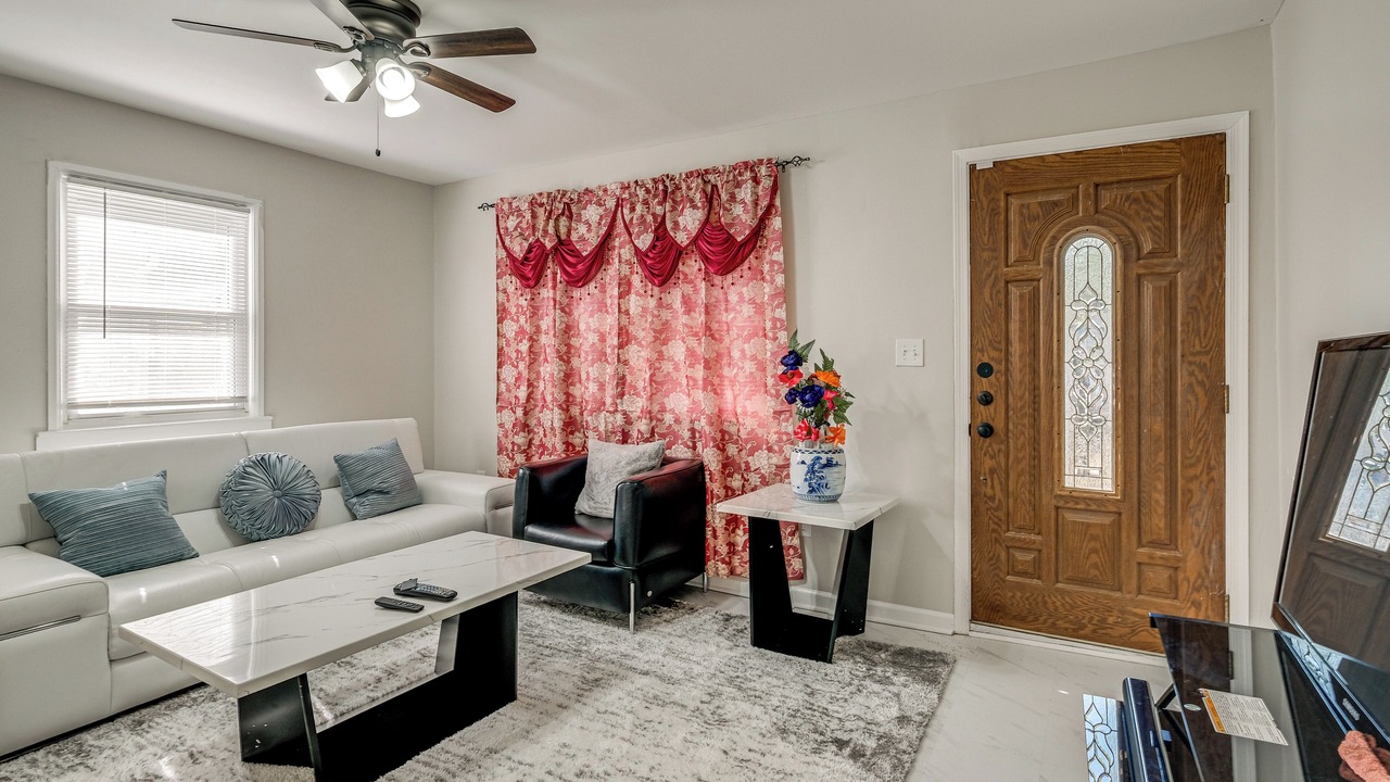 Photo of Livingroom in Riverdale Park