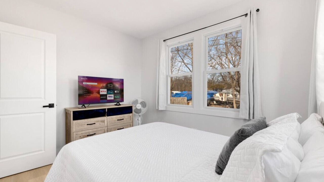 Photo of Bedroom in Channel Lake