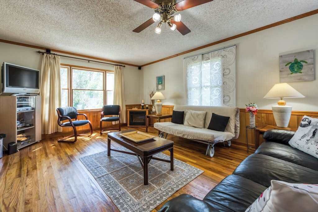 Photo of Livingroom in Caine Woods
