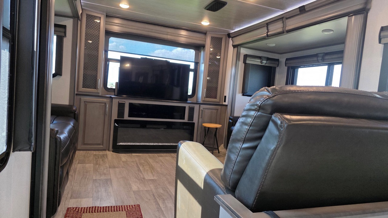 Photo of Livingroom in Climbing Hill