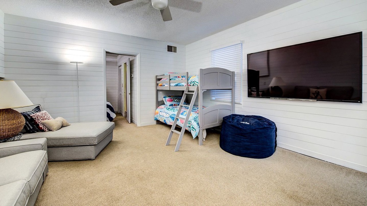 Photo of Bedroom in Debordieu Colony