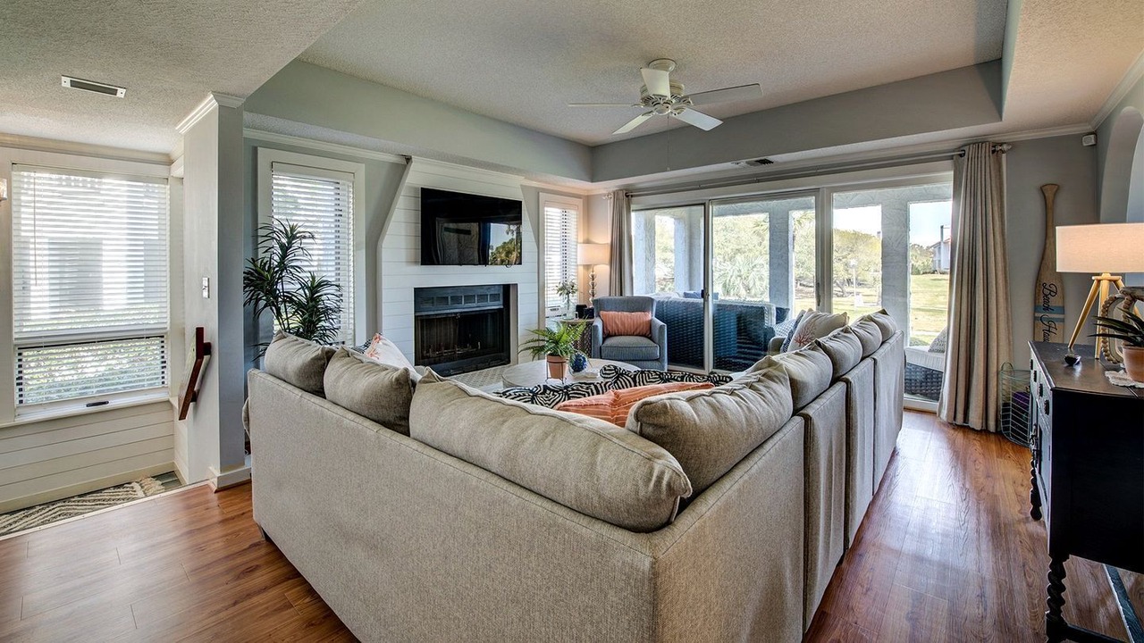 Photo of Livingroom in Debordieu Colony