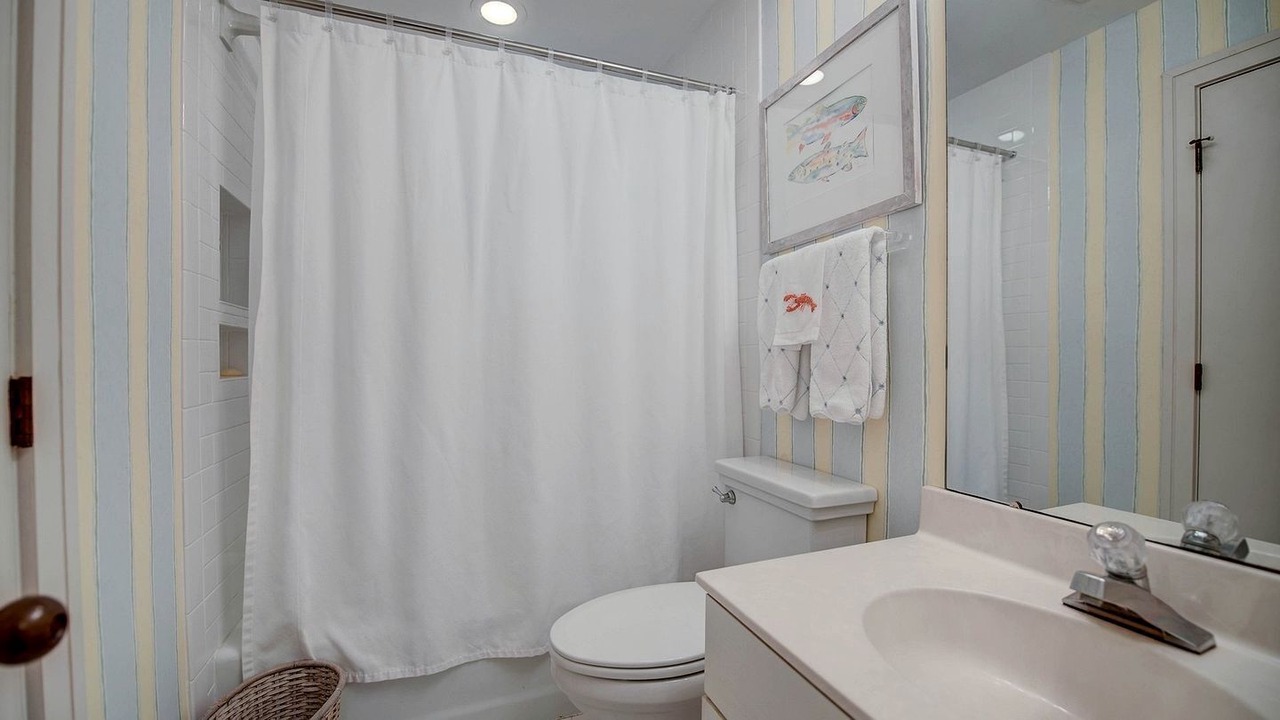 Photo of Bathroom in Debordieu Colony