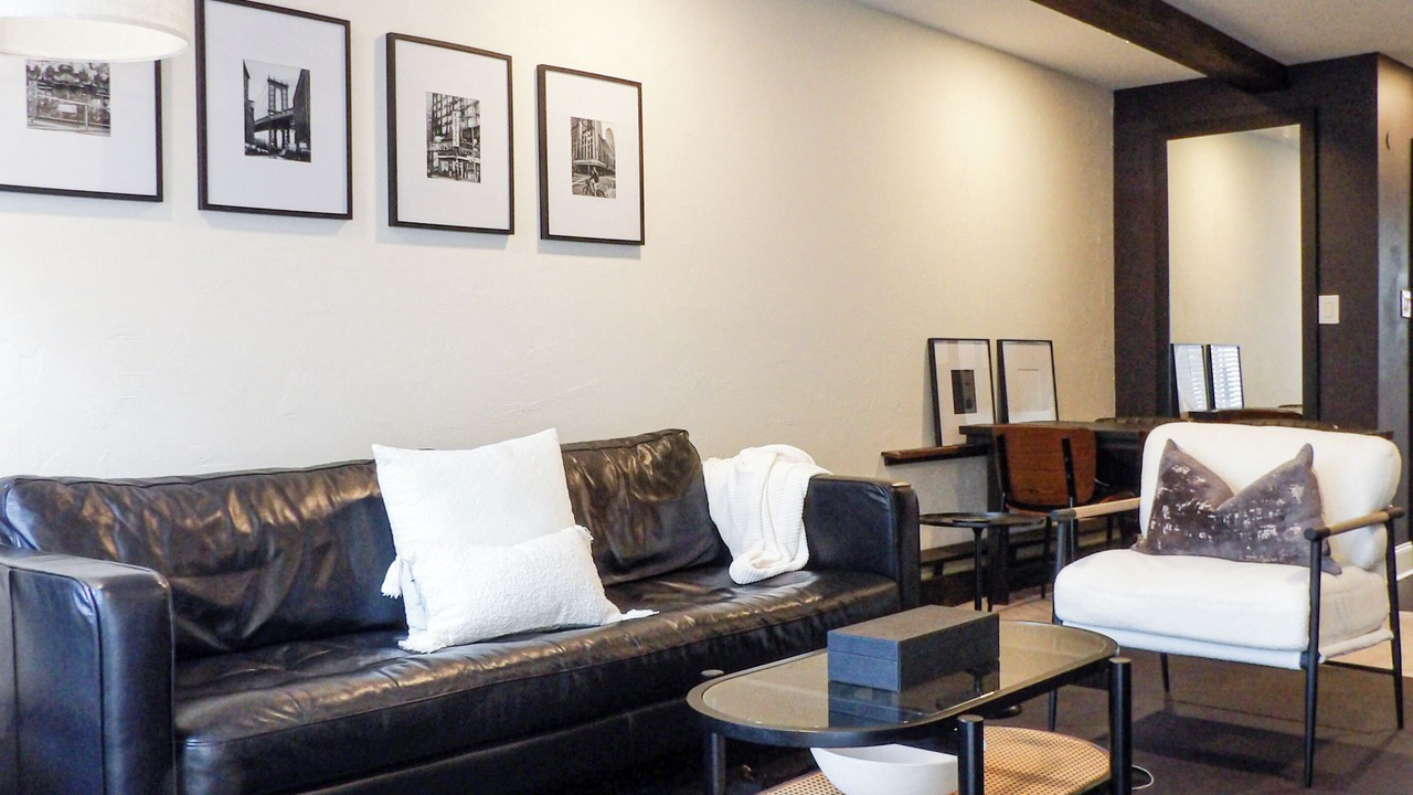 Photo of Livingroom in Randall Manor