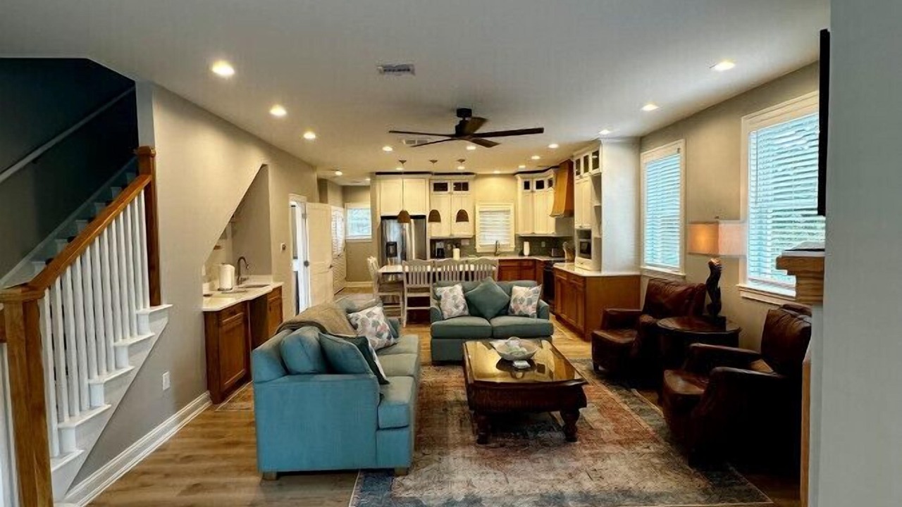 Photo of Livingroom in Town Bank