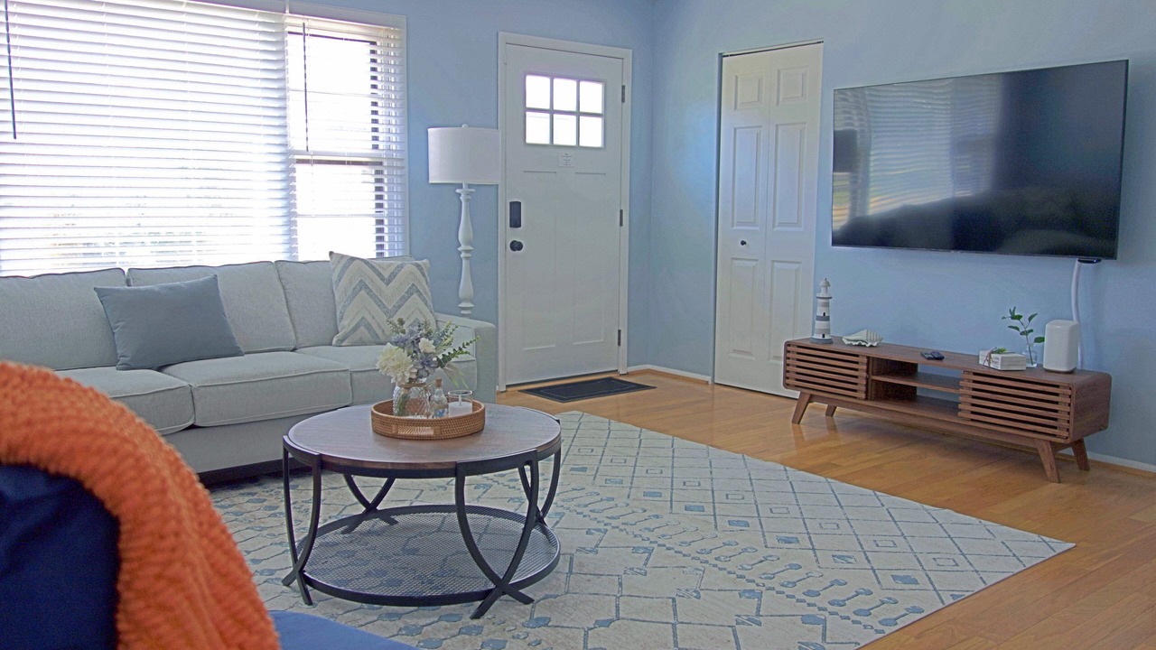 Photo of Livingroom in Town Bank