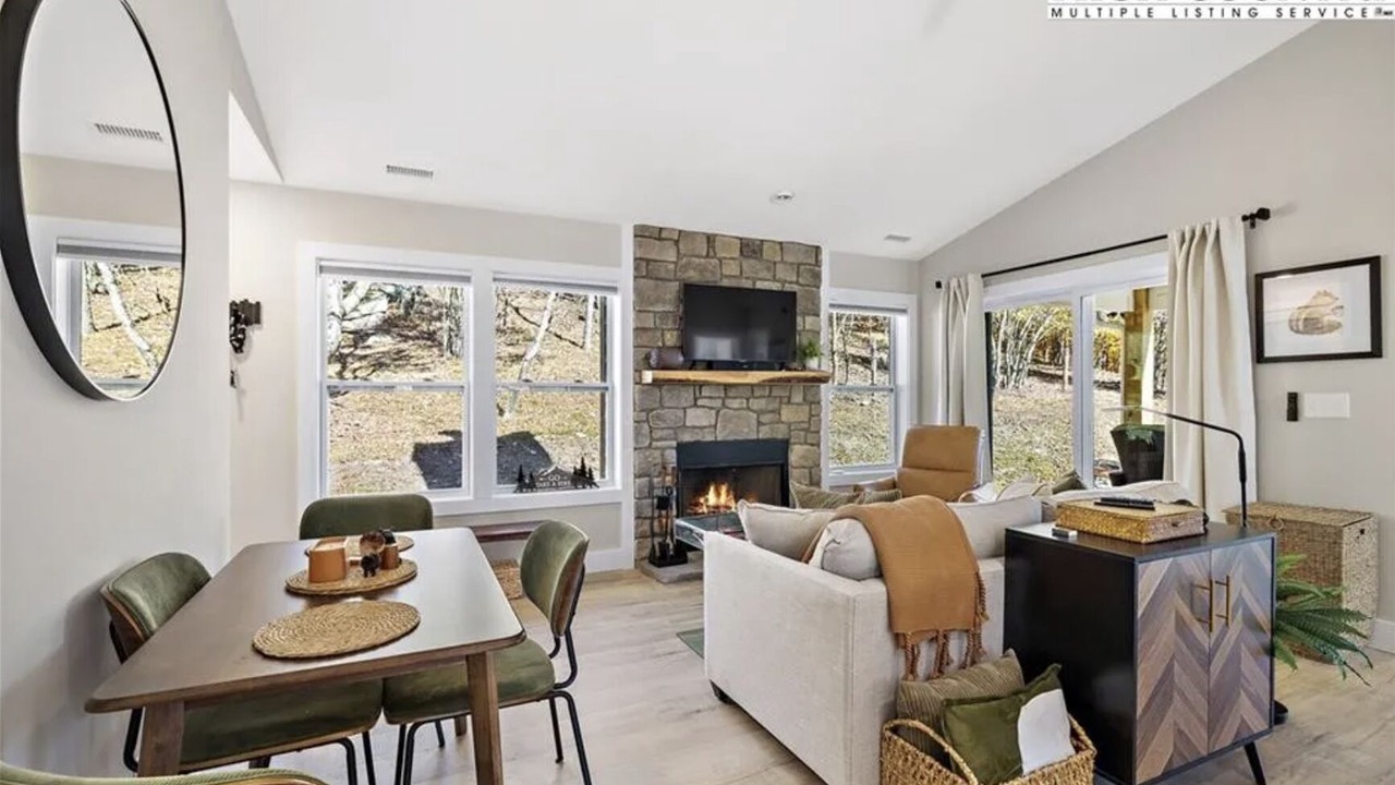 Photo of Livingroom in Charter Hills