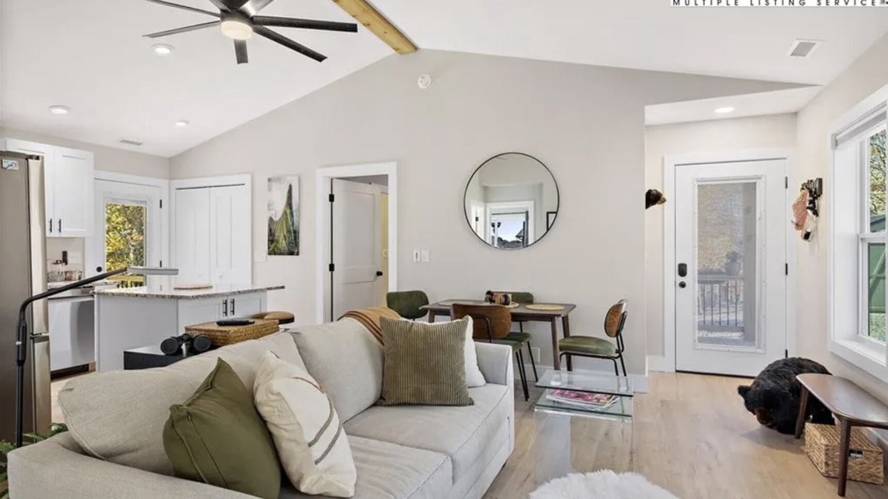 Photo of Livingroom in Charter Hills