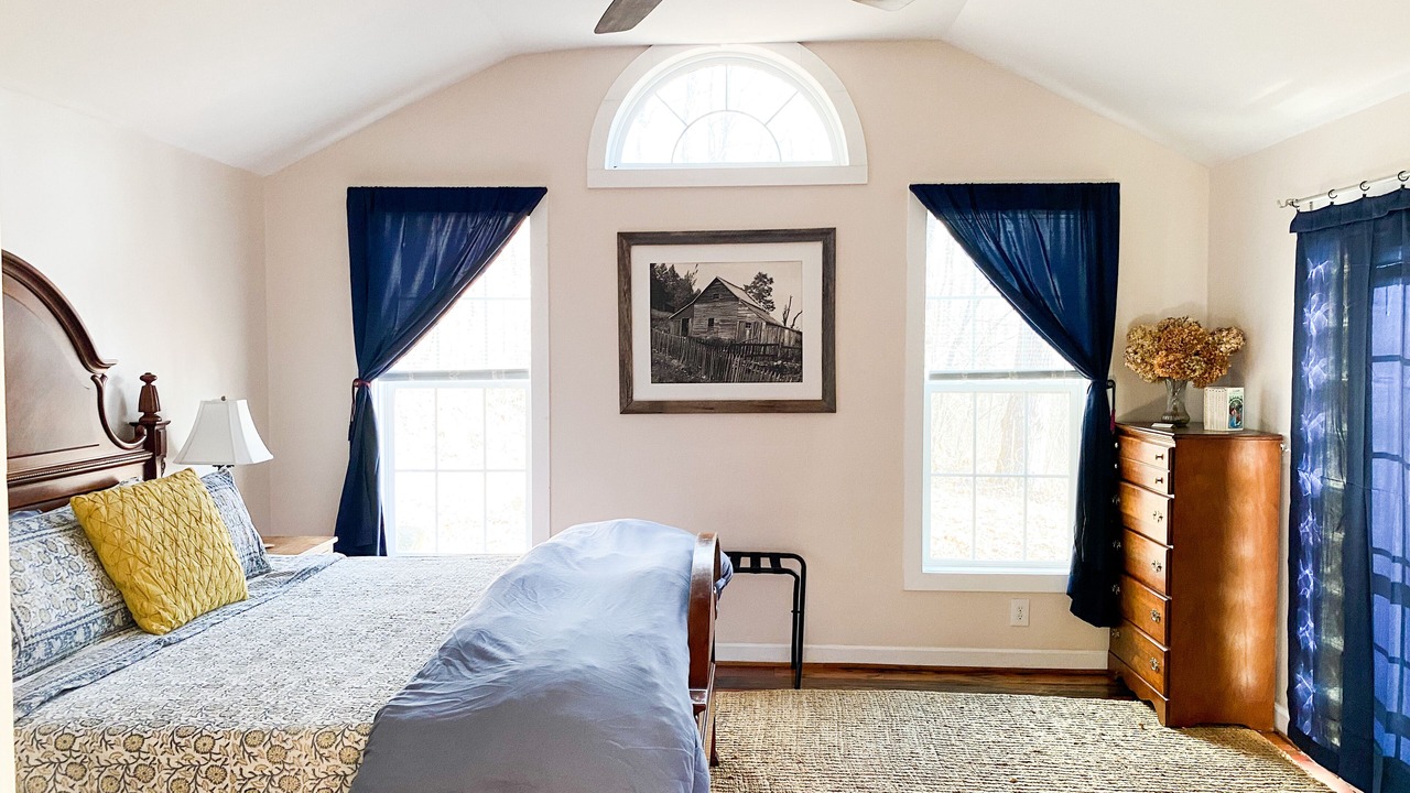 Photo of Bedroom in Hood