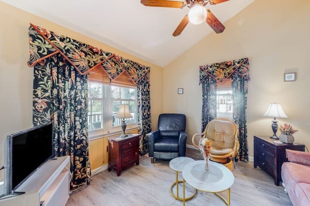 Photo of Livingroom in Caine Woods