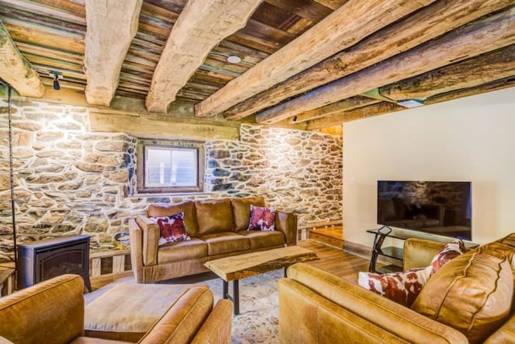 Photo of Livingroom in Round Hill