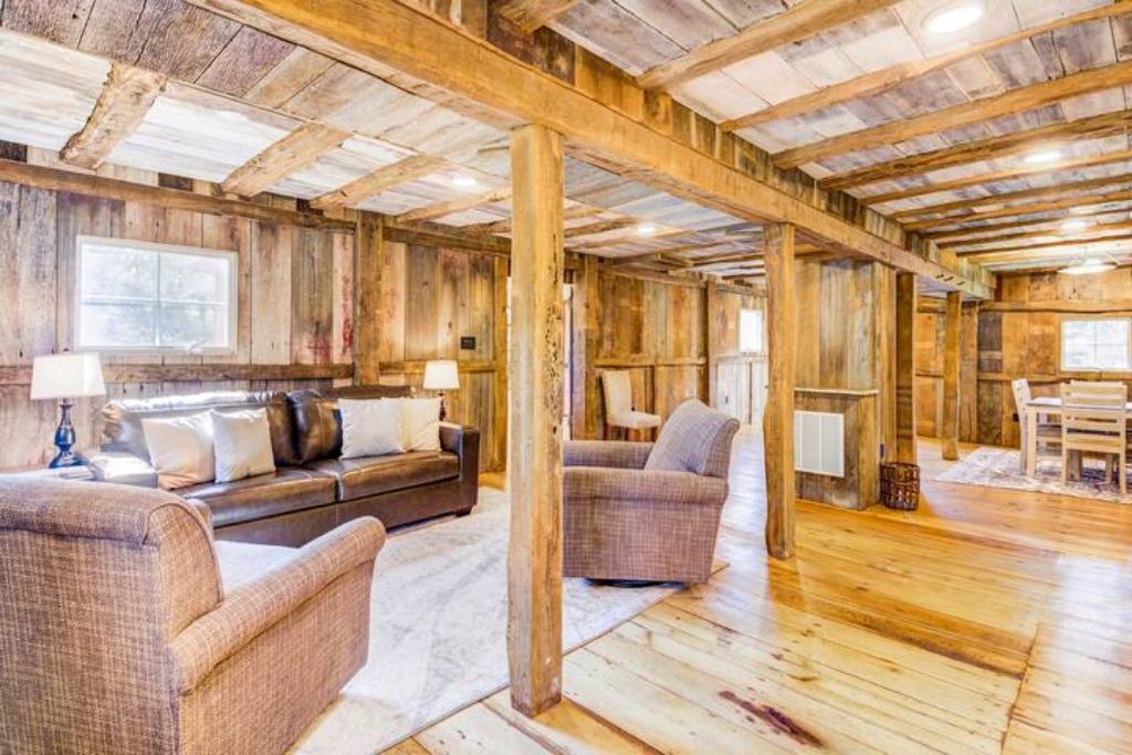 Photo of Livingroom in Round Hill