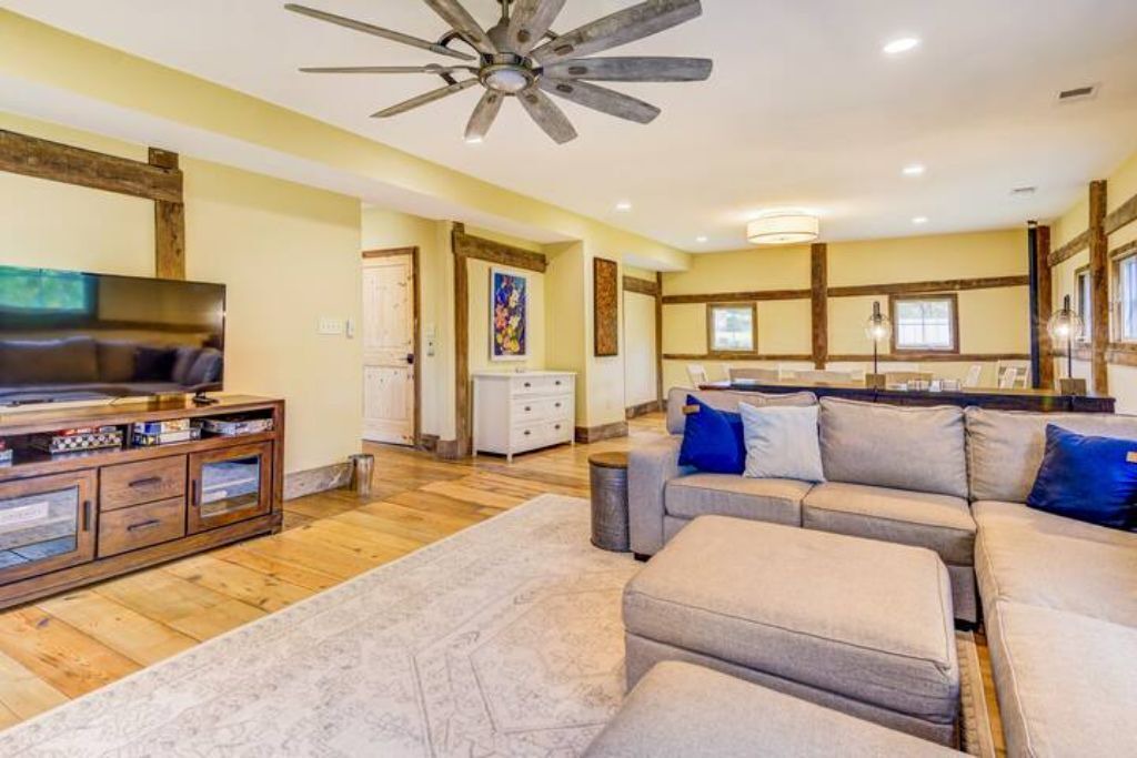 Photo of Livingroom in Round Hill