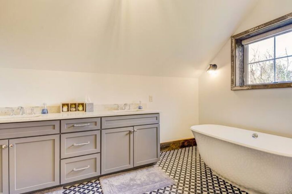 Photo of Bathroom in Round Hill