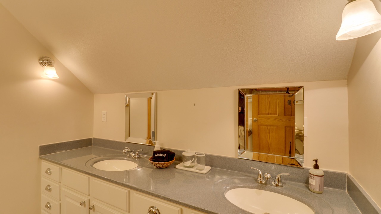 Photo of Bathroom in Oakpark