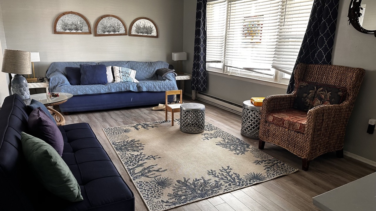 Photo of Livingroom in Town Bank