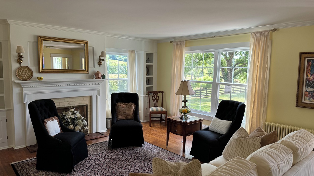Photo of Livingroom in Hood
