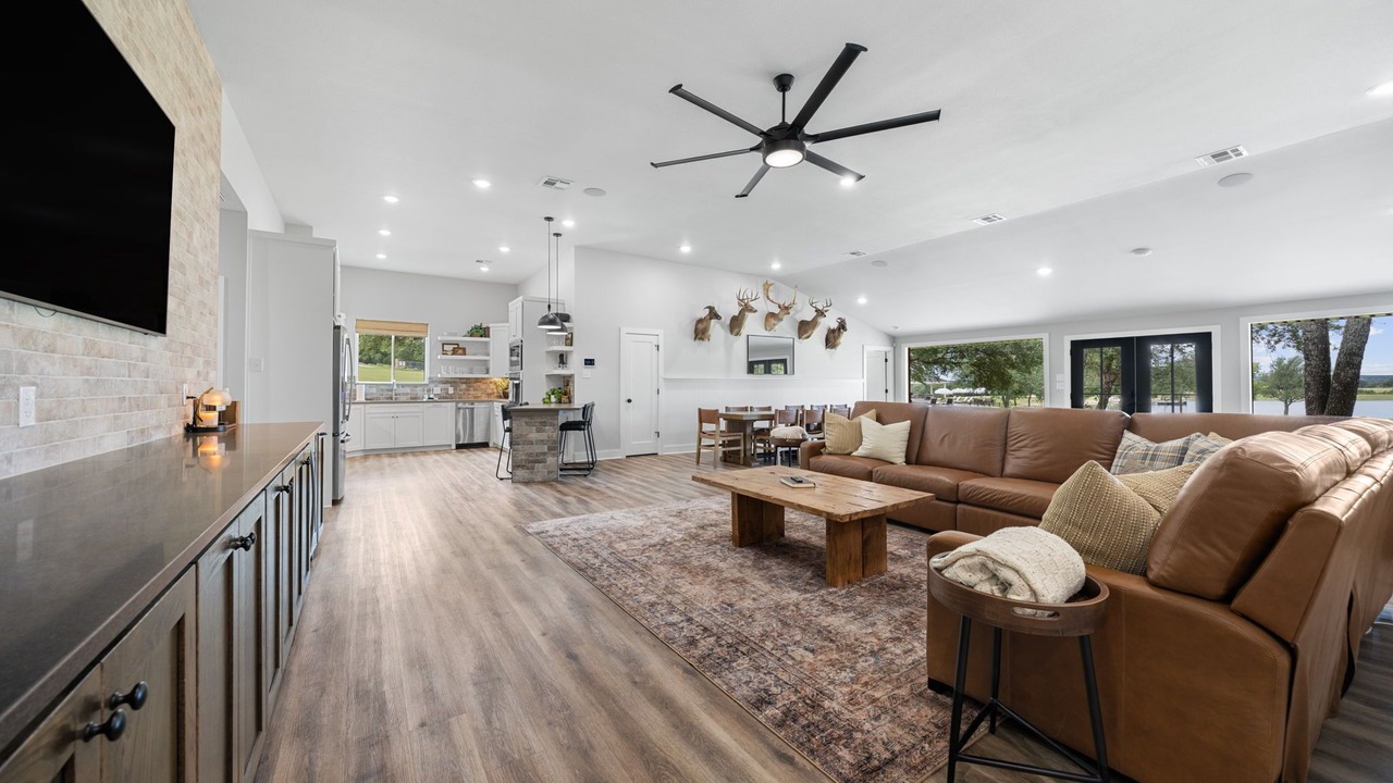 Photo of Livingroom in Leon Junction