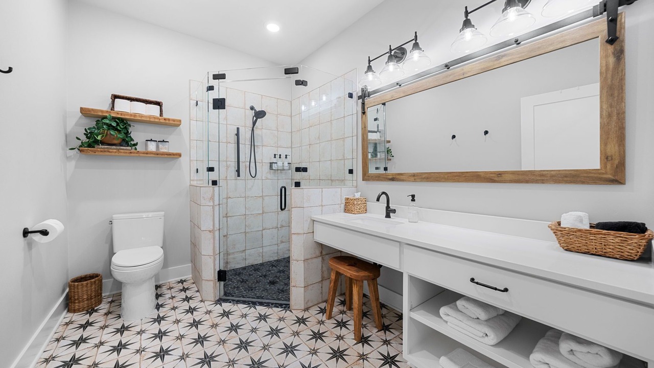 Photo of Bathroom in Leon Junction