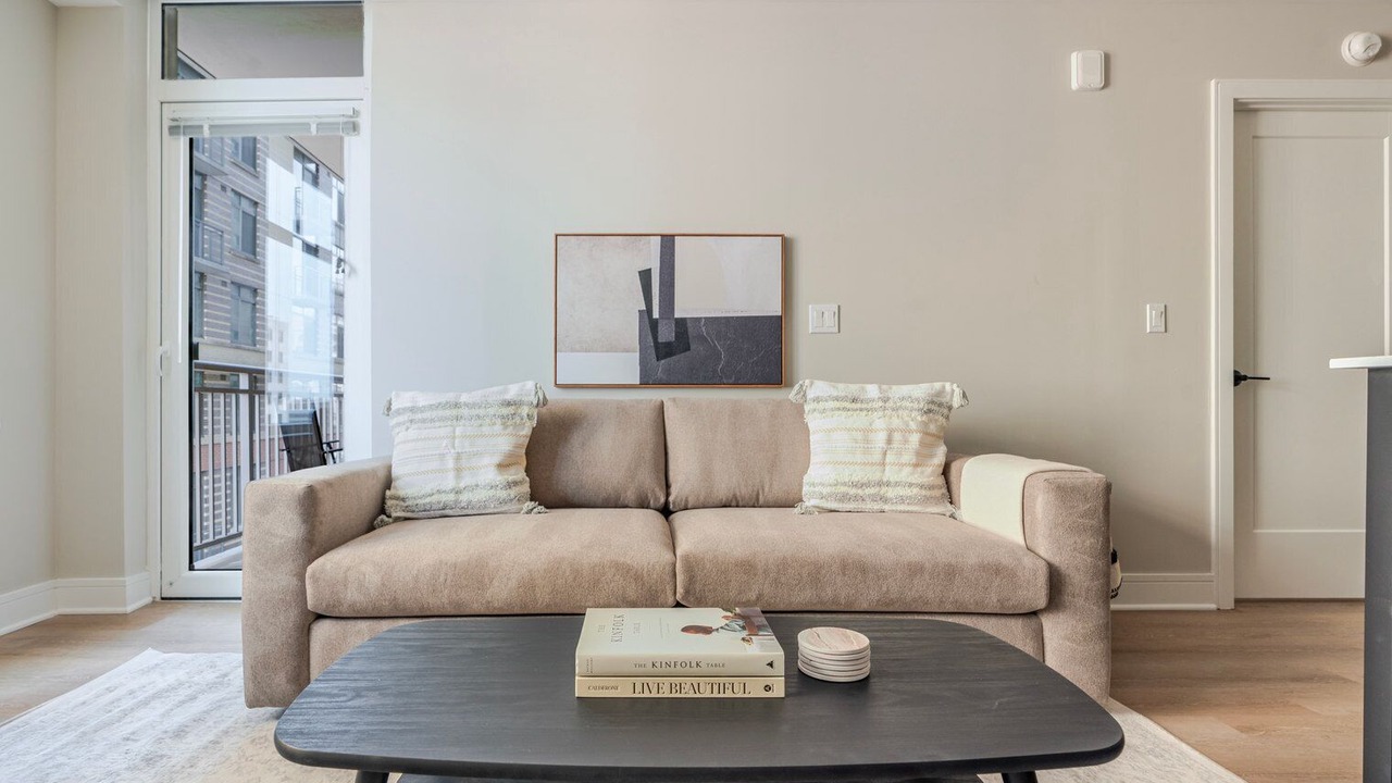 Photo of Livingroom in Woodmont Triangle