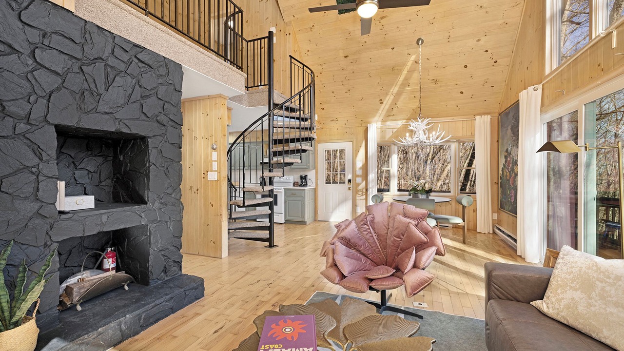 Photo of Livingroom in Seven Devils
