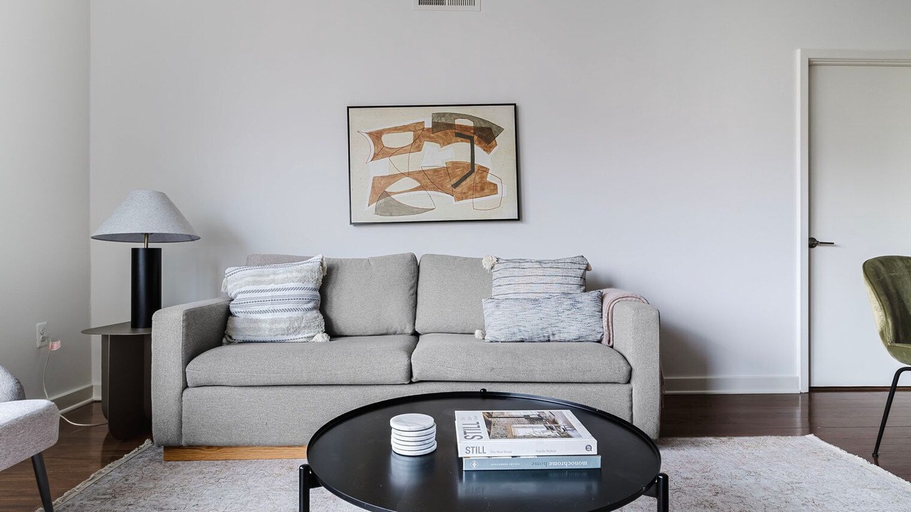 Photo of Livingroom in Woodmont Triangle