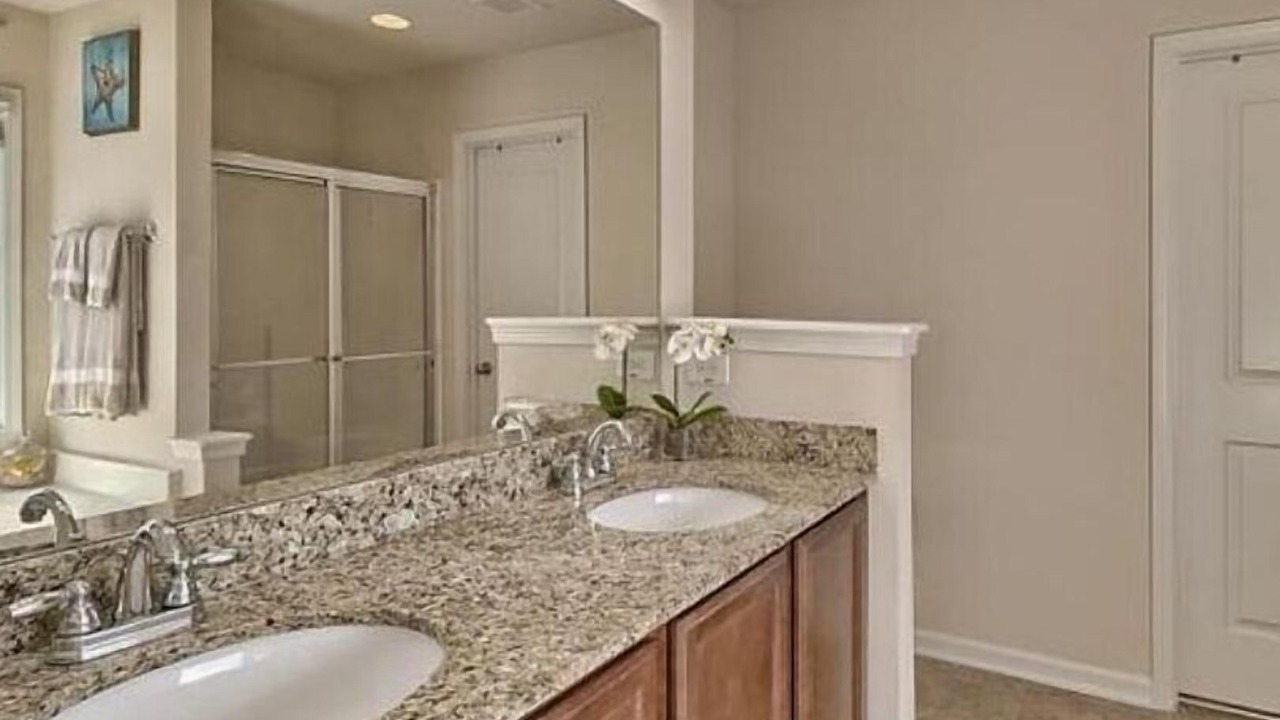 Photo of Bathroom in Huntcliff