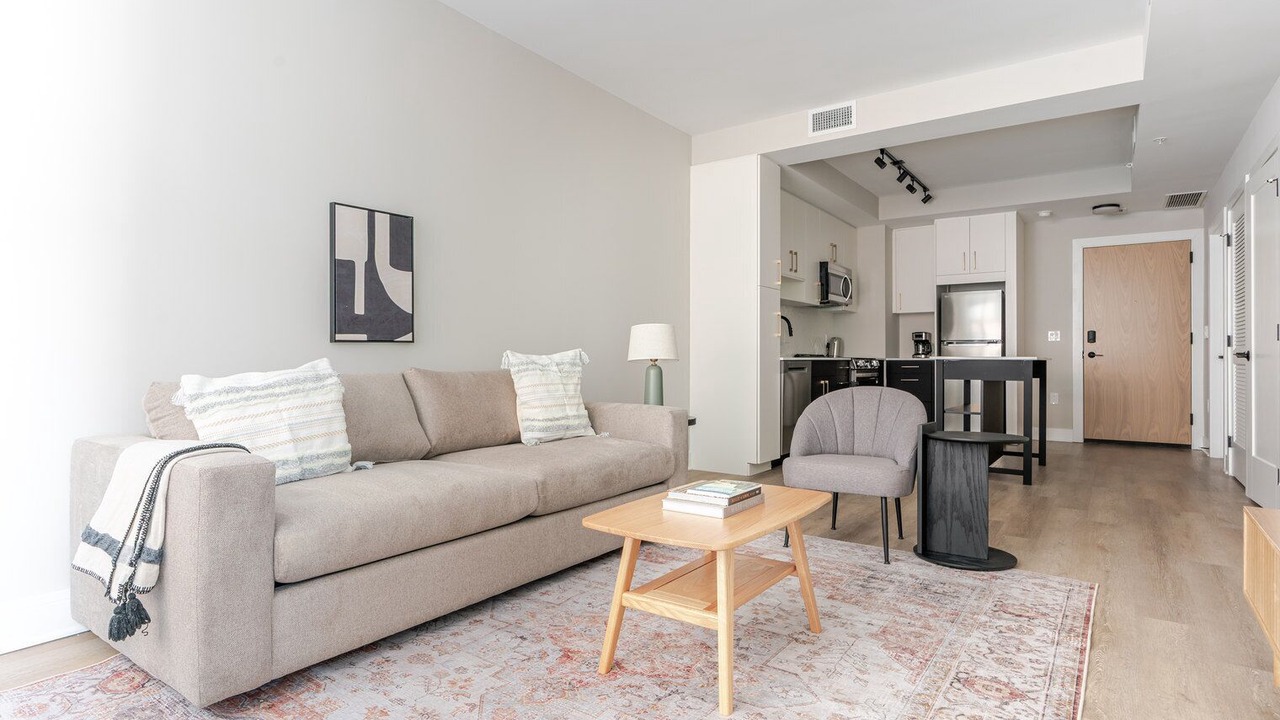 Photo of Livingroom in Woodmont Triangle