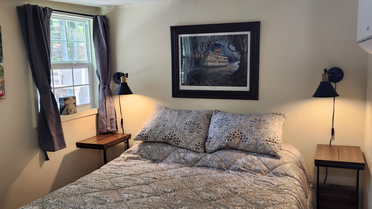 Photo of Bedroom in Calhoun County