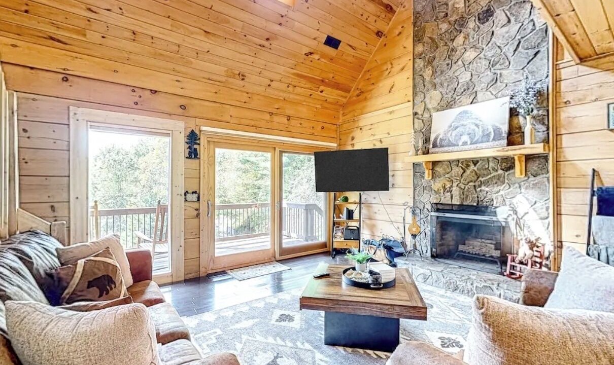 Photo of Livingroom in Sugar Grove