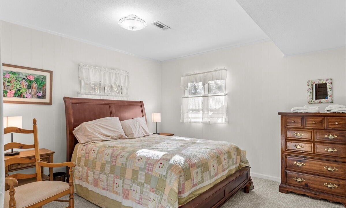 Photo of Bedroom in North Shore Acres