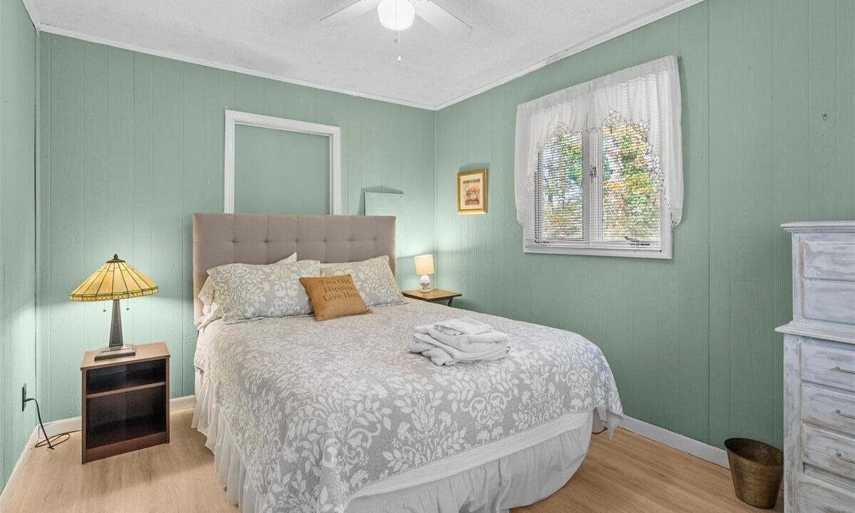 Photo of Bedroom in North Shore Acres