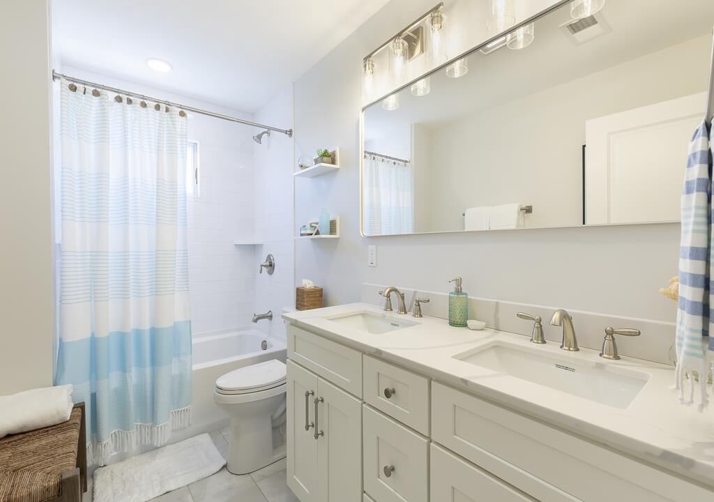 Photo of Bathroom in Admiral Estates