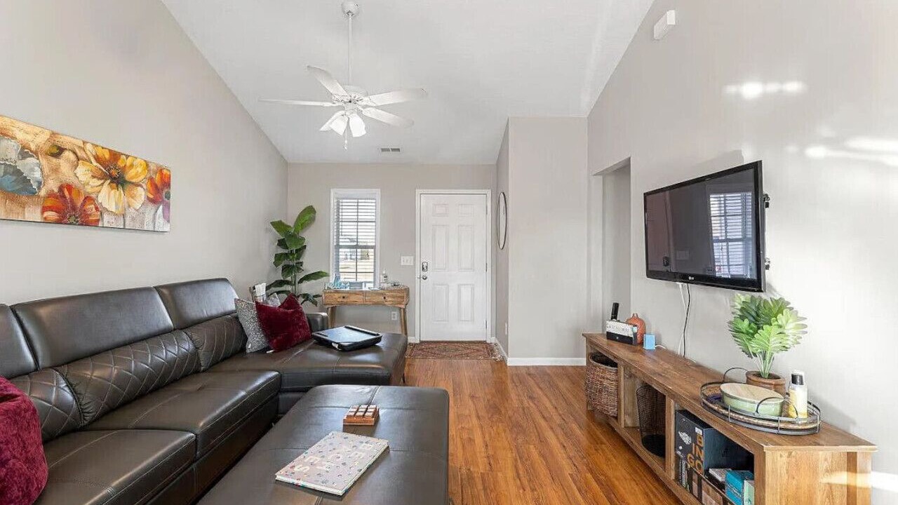 Photo of Livingroom in Murraysville