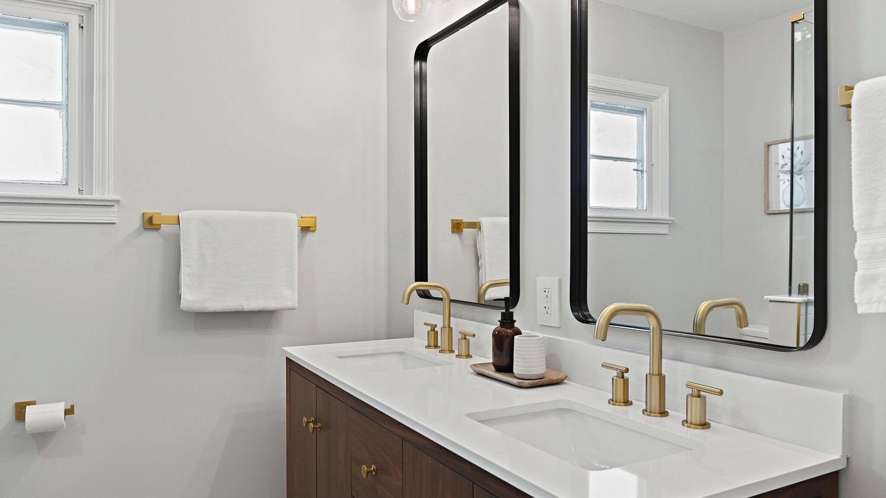 Photo of Bathroom in Leesburg's Old and Historic District