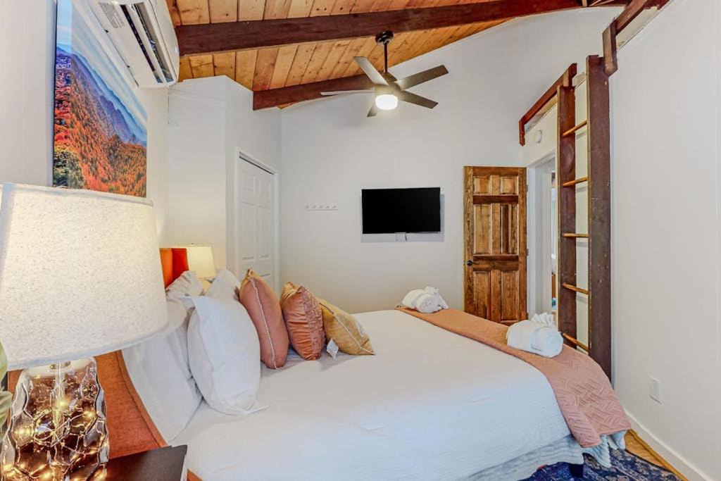 Photo of Bedroom in Beech Mountain