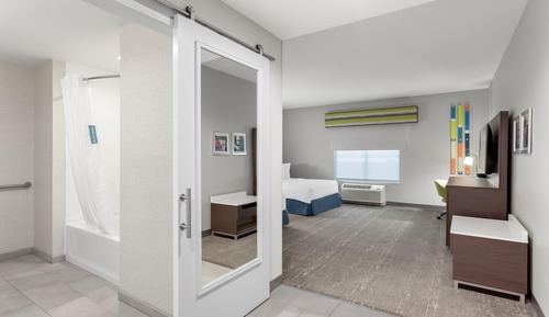 Room, 2 Queen Beds, Accessible, Bathtub