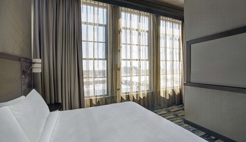 Suite, 1 King Bed, Corner