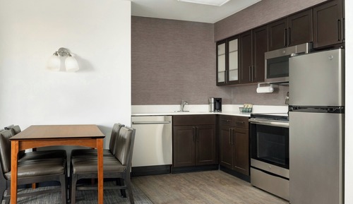 Suite, 2 Bedrooms (Mobility/Hearing Access, Roll-in Shwr)