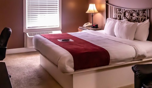 Signature Room, 1 King Bed, Refrigerator & Microwave, Ground Floor