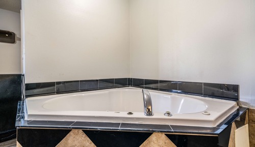 Deluxe Suite, 1 King Bed, Non Smoking, Hot Tub