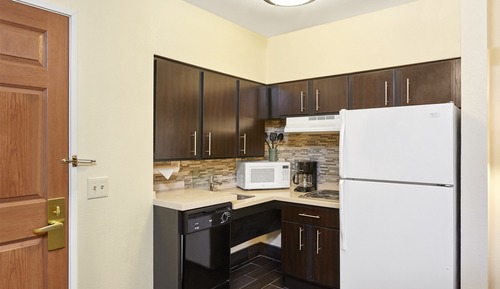 Studio Suite, 1 Queen Bed, Kitchen