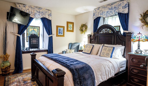 Luxury Suite, 1 Queen Bed, Jetted Tub, Garden View