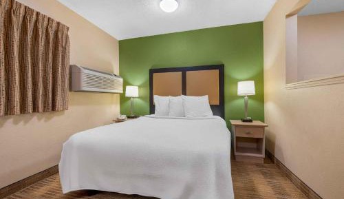 Deluxe Studio with 1 King Bed - Non-Smoking